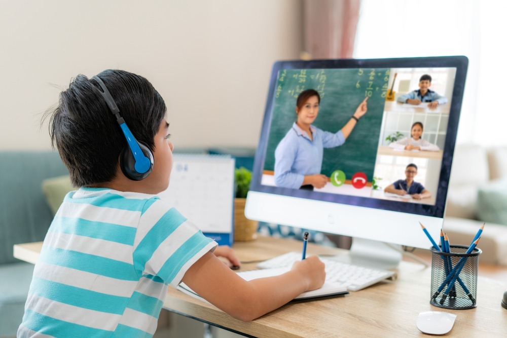 Niño en clases virtuales frente a un computador